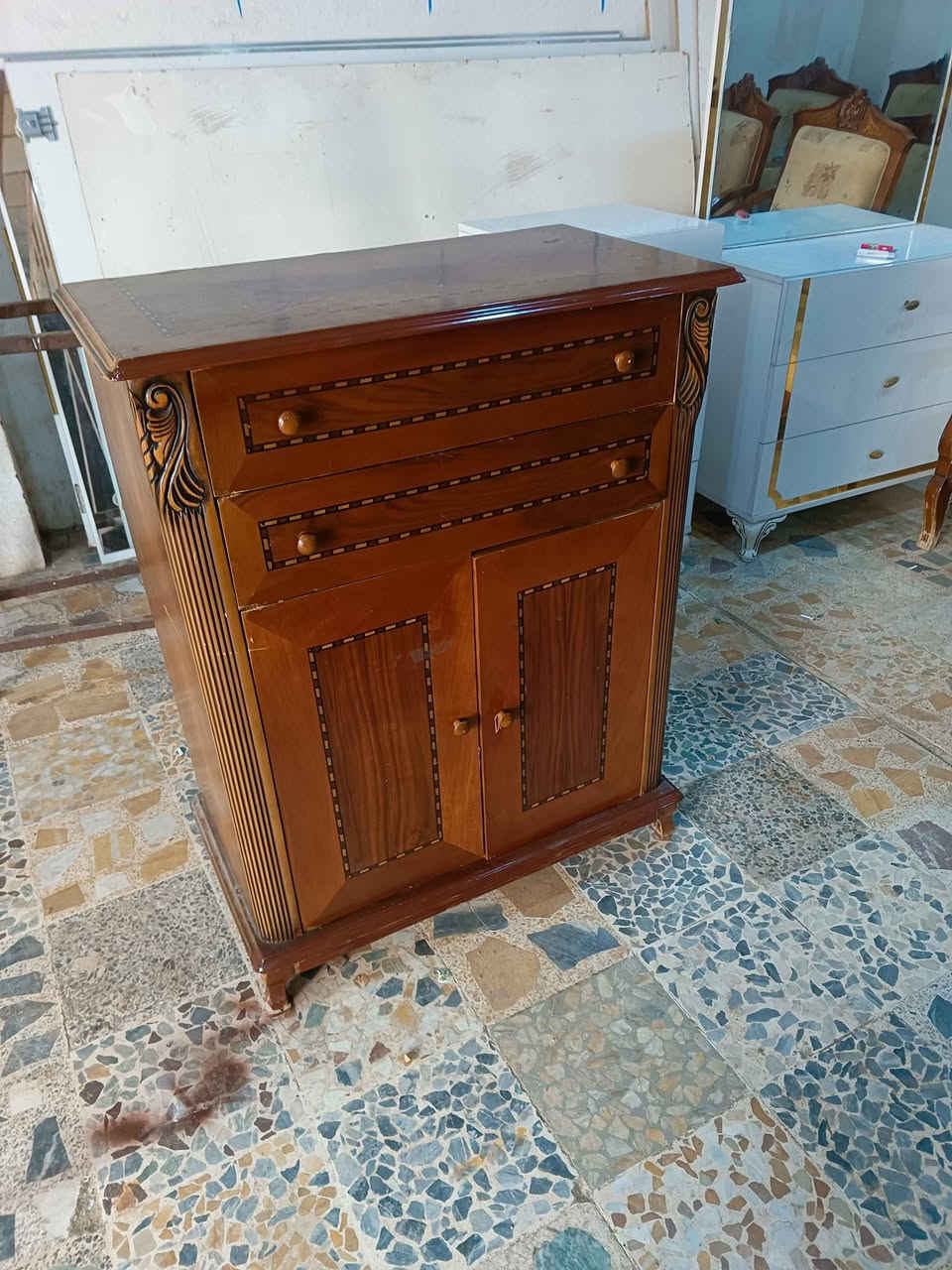 غرفه ماليزي درجه اولى ٦قطع زان وأرجل كعب الغزال نظيفه حيل مالها ضرر خشب معاكس السعر٣٥٠ العنوان حي تسعين نهاية حي صدام *********** موصل, نينوى
