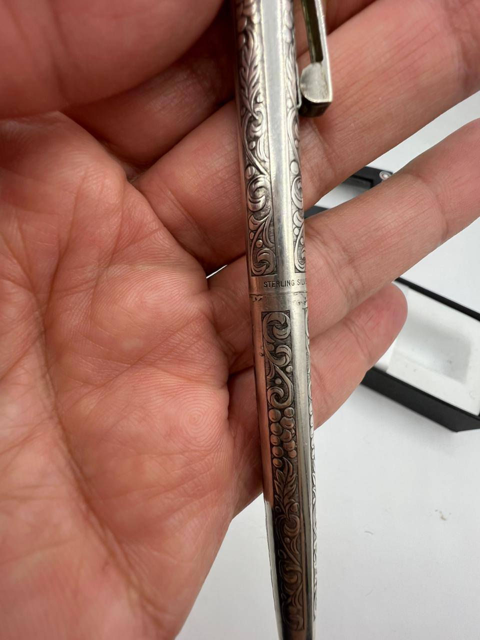 تحية طيبة  ،،، 
           #قلم_جاف_شيفر_امبريال SHEAFFER IMPERIAL 
           الصنع : امريكي #اصلي  ، MADE IN USA  ، 
             مستخدم ، إنتاج طراز كلاسيك #قديم  ، 
        مصنوع من #الفضة_استرليني_925  STERLING  ، 
               نقشة #أوراق_الشجر مميزة جدا  ، 
* السعر : 145 الف  ، 
 * يوجد توصيل  .


**إذا كنت صاحب هذا الإعلان وتريد حذفه لأي سبب، رجاءا أرسل رسالة إلى الدعم الفني**