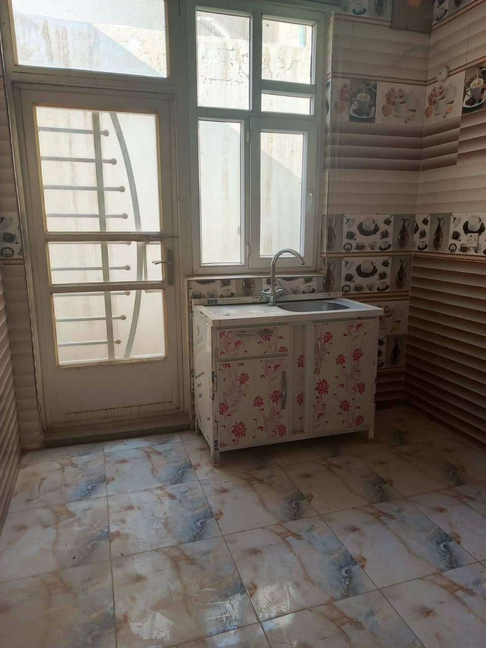 شقة بناء حديث للايجار المساحة 100م تحتوي على غرفه نوم ومطبخ وصحيات وكليدور تقع على  الشارع مباشرتا شارع 80 المؤدي الى النجف قرب حلويات قصر الشام للاتصال بالرقم ***********
