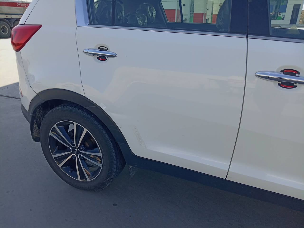 السلام عليكم 
كيا سبورتج موديل 2016 خليجي 
فول مواصفات عدا البصمه 
مكينه ٢٤٠٠ دوش 
قطعتين تبريد 
بنوراما 
صدر تخم تاير كله جديد
سياره مال جناي 
كفاله عامه حتى من البارد 
بيه فقط براغي الصندوق مرخايه 
رقم بغداد شرط التحويل
السعر 154. وبيه مجال كلش بسيط
مكاني المحموديه *********** 
***********
