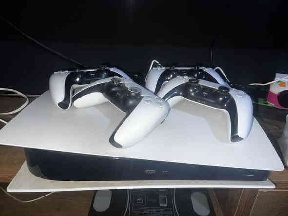 بلي 5 دجتال 
ويا 4 جوستكات
وهارد اضافي 1 تيره
وعندي حساب بي العاب تقريباً مشتريهن ب  ٢٥٠ دولار 
كامل وما بي اي خلل ما مستخدمه قليل كلش 
سعره تقييم باليرضي 
لان ما جاي استعمله ابد 
ملتهي بالدوام
رايده ب ٨٠٠ الف 
*********** واتساب
