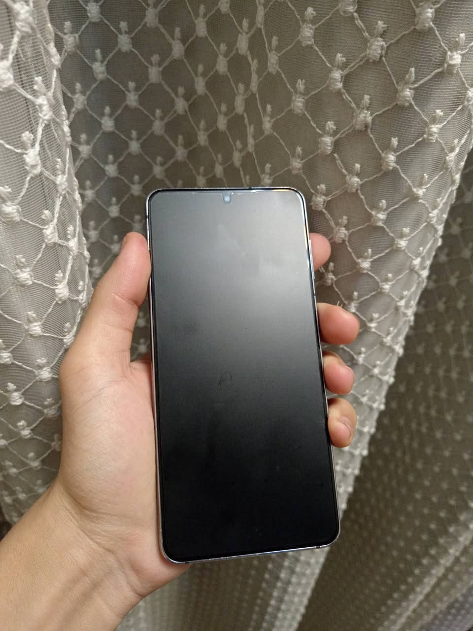 للبيع: Samsung Galaxy S21 5G (مستعمل)• الاسم: Samsung Galaxy S21 5G
• الحالة: مستعمل
• التخزين: 128GB
• RAM: 8GB
 الشاشة
• دقة +FHD (1080×2400)
• كثافة 421ppi
• تردد متكيف لحد 120Hz
 الاتصال
• يدعم 5G
• Wi-Fi 6
• NFC
 البطارية والشحن
• السعة: 4000mAh
• شحن سريع 25W (الشاحن غير موجود)
• شحن لاسلكي 15W
• شحن لاسلكي عكسي
 الكاميرا والفيديو
• تصوير 8K بمعدل 24fps
• تصوير 4K بمعدل 60fps
يشغل جميع الألعاب 120 فريم
 ملاحظات مهمة (اقرأ قبل لا تتصل)
• الجهاز أمريكي
• فتحة السيم موجودة لكن السيم كارت ما يشتغل
• مناسب استخدام واي فاي فقط
• بيه شخوط/نقاط بالظهر بسبب الاستعمال (شي تجميلي فقط، ما يأثر على الأداء)
 السعر: ___ (200 وبيه مجال 
بسيط )
المكان بغداد الحرية
الرقم / ***********
يجي وياه توصاله سماعة + شاحنة
