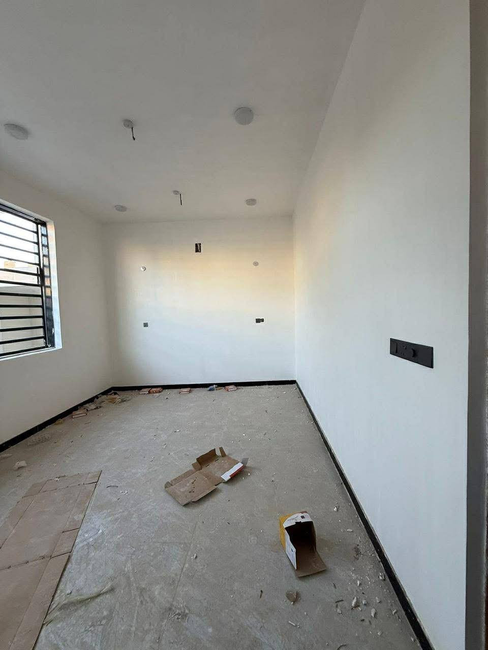 🏡 للبيع دار_سكني 
📍 الموقع: شارع 80 مقابل الفرع المؤدي إلى شريفة ع خلف شركه عراق البدر للكهربائيات (خلف التجاري)
✨ المواصفات:
▫️ المساحة : 175 م² 
▫️طابــــــو زراعي سند 25 
..........
🔹 الطابق الأرضي:
_ غرف نوم عدد 2
_  صاله مع صحيات خارجيه 
_ كلدور كبير 
_ حديقه داخليه 
_ مطبخ حار وبارد 
_ مجمع صحي 
🔹 *الطابق العلوي:
_ غرف نوم كبيرة عدد 3 
_ ومجمع صحي 
_ سطح ناصي
 ...................... 
📞 للاستفسار والمعاينة: 
الاتصال على الارقام :
***********☎️ واتساب
او مراجعة المكتب 
الحلة _ الكرامة الشارع المشجر مجاور اسواق المطار 1 
✅ نستقبل جميع عروضكم السكنية 🏠 والتجارية 🏡 بكافة مناطق الحلة 
……………………………
