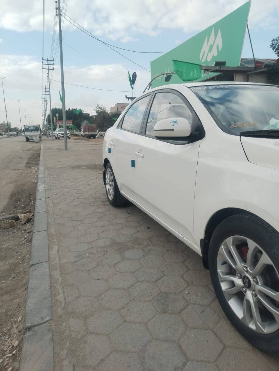 السلام عليكم للبيع كيا سيراتو خليجي مديل 2009 مكينه 2000 كير حداديه تبريد تدفئه كله كفاله رقم اربيل صاقط سياره بيها 3قطع باب السائق والباب الخلف السائق وبنيد مكاني نجف حي الوفاء مقابل الجزيره للاستفسار ***********
