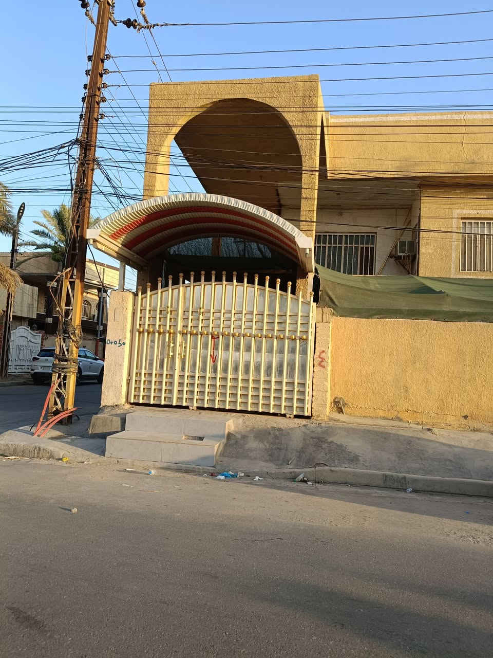 بيت مساحة 213 متر بالأساتذة قرب شارع ستين وشارع 80 وشارع الحسينية، للاستفسار مراجعة مكتب أضواء المدينة حلة شارع 80 جهة كربلاء قرب أسماك الشجيري أو الاتصال بالرقم ***********

