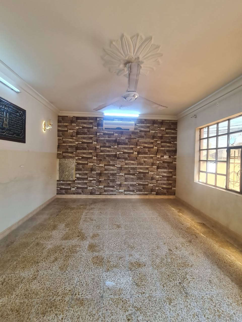 للأيجار الدار طابقين (المساحة150م)

حي الصديق الاولى قرب جامع صلة ارحام

الطابق الأرضي غرفة نوم وهول واستقبال واسعة ومطبخ  وصحيات وكراج 

الطابق الثاني 3غرف نوم وهول وصحيات وبيتونة وسطح 

للأستفسار مراجعة مكتب الوطن للتجارة العقارات 
الموصل حي البلديات من جهة السكر قرب مول سانكو 

او اتصال بالأرقام التالية 
كورك ***********
آسيا ***********
