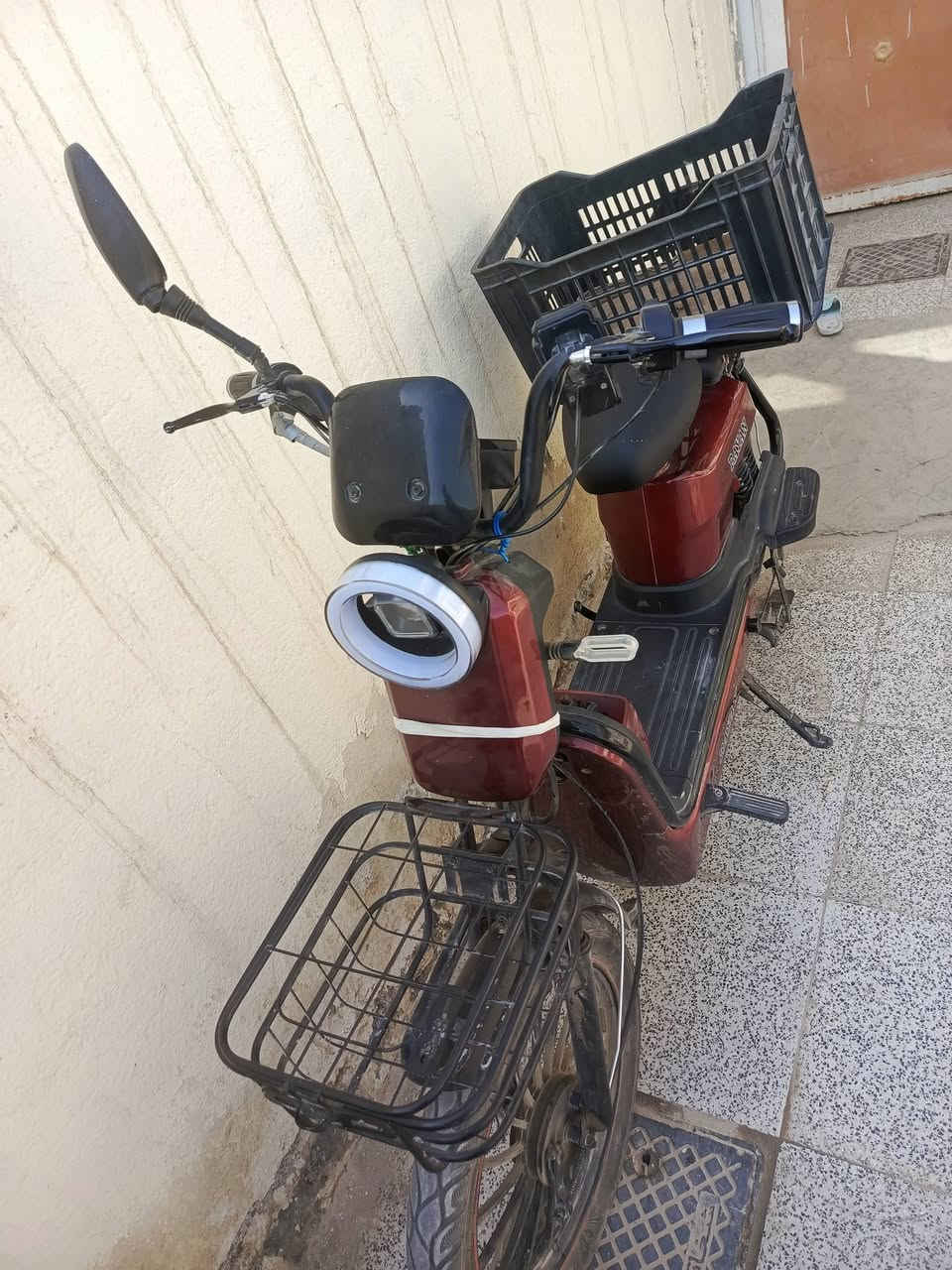 السلام عليكم، دراجة شحن للبيع سرعة90، بطاريات جديده استخدام 4 اشهر فقط سعرها 500 وبيها مجال 
تواصل واتساب، ***********.
