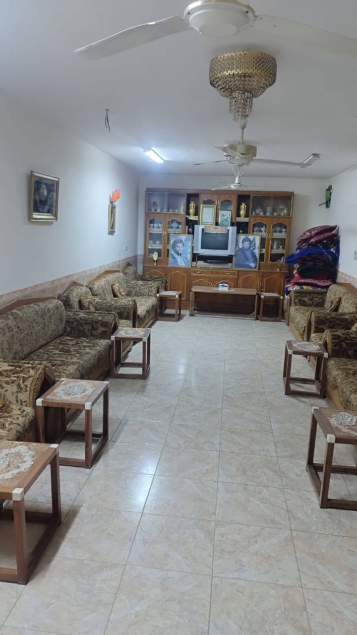 يا الله بيت للبيع معى مضيف
صنف العقار حجه ملك صرف
يحتوي البيت على:
5 غرف نوم
صاله استقبال
مطبخ
3 صحيات
مضيف مرتب
وفوك المضيف غرفتين نوم
ويحتوي أيضاً على حديقه كبيره 🌴
مساحة البيت 400 متر
الواجه 20 متر
النزال 20 متر
يقع البيت في شارع العريض، الفرع المجاور لـ اسواق حسوني، والمنطقه خدماتها متكامله 👍
للاستفسار الاتصال على الرقم:
‏‪***********‬‏
