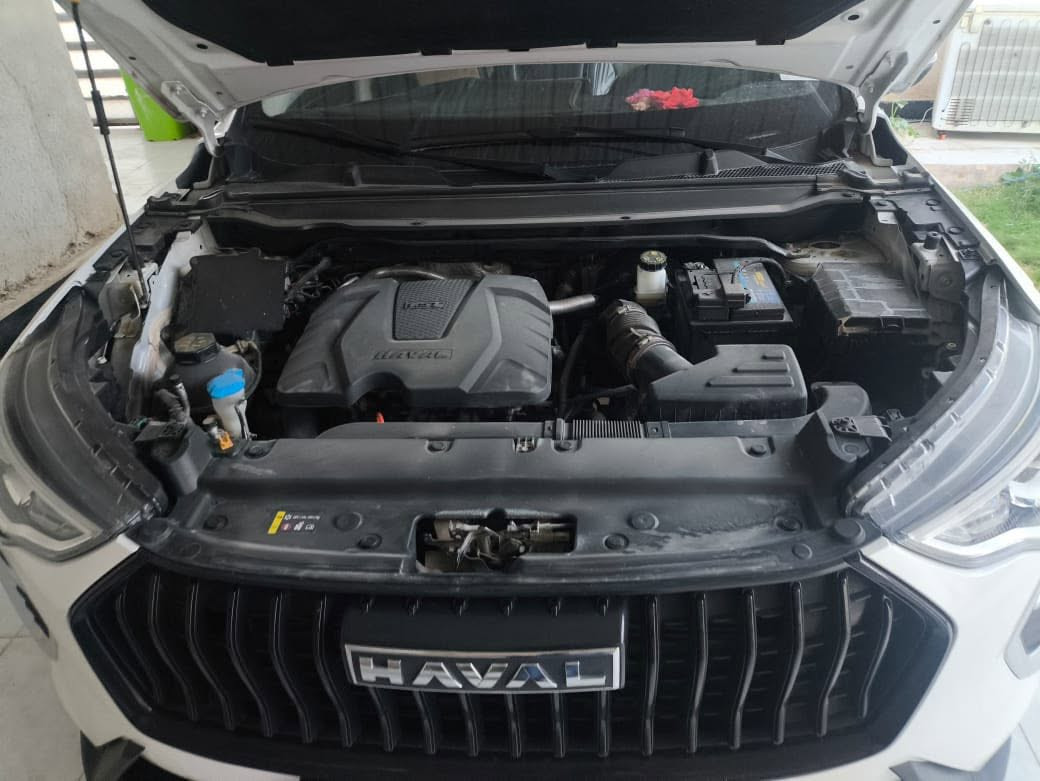 للبيع سيارة هافال جوليان Haval Jolion 2024 نص فول
اللون: أبيض لؤلؤي
الرقم: بصراوي 

**المواصفات:**
- الموديل: 2024
- المحرك: 1.5 تيربو
- الكير: اوتوماتيك DCT
- المسافة: 30,000 كم فقط
- الفئة: نص فول 
- **اهم المواصفات**: 
  كاميرا خلفية، بصمة
  تحكم ستيرن، حساسات خلفية فقط
  كشنات جلد ،تبريد خلفي،
- الضرر:شخطه خفيفه بالدعاميه الاماميه
- الحالة:كفاله عامة  

**السعر: 150 ورقة وبيه مجال**
**المكان:** البصرة - النشوة قرب حقل مجنون 
**للاستفسار:** ***********

السيارة جاهزة للفحص في اي وقت
التفاوض بالمعقول
