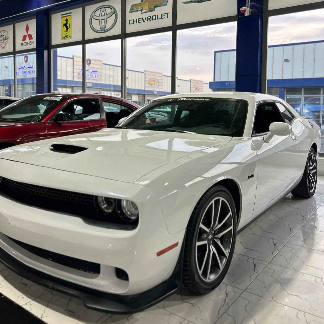 ​🏁 دودج تشالنجر R/T Last Call 2023 - Super Track Pak
**** رقم اربيل ******
​1. ⚙️ الأداء والمحرك
​المحرك: 8 سلندر 5.7L HEMI.
​نظام الدفع: RWD (دفع خلفي).
​المسافة المقطوعة: 5640 ميل فقط (مسافة منخفضة جداً).
​ناقل الحركة: مزود بـ شفتات ستيرن (Paddle Shifters).
​الوضعيات الرياضية: متوفرة حزمة Super Track Pak و Sport Mode.
​2. 🛋️ الميزات الداخلية والترفيه
​نظام الصوت: سستم سماعات فاخر من Harman Kardon.
​الشاشة: شاشة كبيرة (لنظام المعلومات والترفيه).
​المقاعد (الكشنات): مقاعد مخمل.
​مقعد السائق: تحكم كهربائي.
​3. 🛡️ السلامة والراحة
​كاميرا: كاميرا خلفية.
​مستشعرات (حساسات): حساسات خلفية.
​المرايا: مرايا جانبية بخاصية التسخين (هيتر).
​4. 📝 الملاحظات القانونية والحادث
​الترقيم : رقم اربيل باسمي.
​الحادث: حادث أمامي (كما هو موضح بالصور).
🚀 مميزات حزمة Super Track Pak
​ الرياضية والتحكم:
​نظام تعليق مطور: تعليق رياضي محسّن (Enhanced Suspension).
​نظام التوجيه الرياضي: توجيه محسّن (Performance Steering) لرد فعل أسرع.
​أوضاع القيادة: تفعيل أوضاع الأداء القابلة للتعديل (Dodge Performance Pages) عبر الشاشة، والتي تسمح لك بتعديل استجابة المحرك، وناقل الحركة، والتوجيه، والتعليق.
​نظام التحكم بالانطلاق (Launch Control): للمساعدة في الانطلاق بأقصى تسارع من الثبات.
​📱 التقنيات ونظام الترفيه
​شاشة Uconnect: قياس 8.4 إنش تعمل باللمس (هي أكبر شاشة متوفرة في الفئة).
* Not
* السيارة عليهة برمجة مراوح وتقليل صرف الوقود ومزودة باكزوز رياضي ودفيوزر من شركة  BIG BOZ وعليهة اكس بايب اكزوز
للتواصل : ***********/***********
