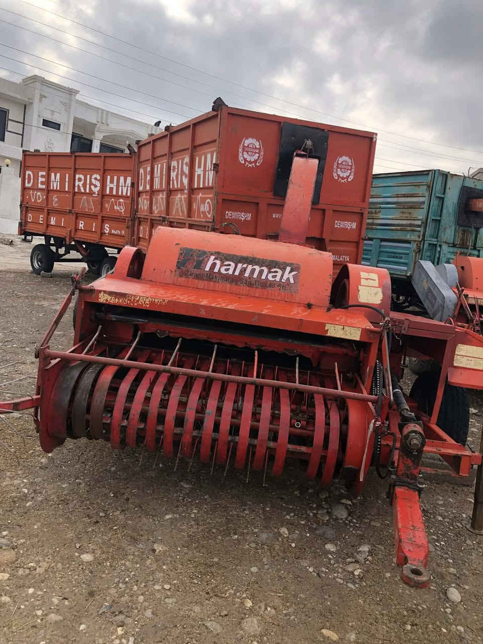 للبيع دكاكه هارماك موديل 2017نضیف ٢عربانه كورك ***********اسیا 
***********کورەک
***********زین
