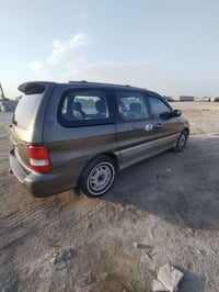 كيا كرنفال موديل 2000 محدثه 2005 سياه جاهزه رقم ٠٧٨٢٩٨١٤٠٣٢