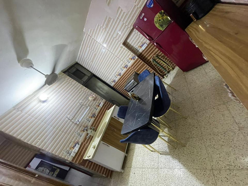 ميز طعام للبيع مع خمس كراسي للبيع
السعر ١٠٠ 
***********
