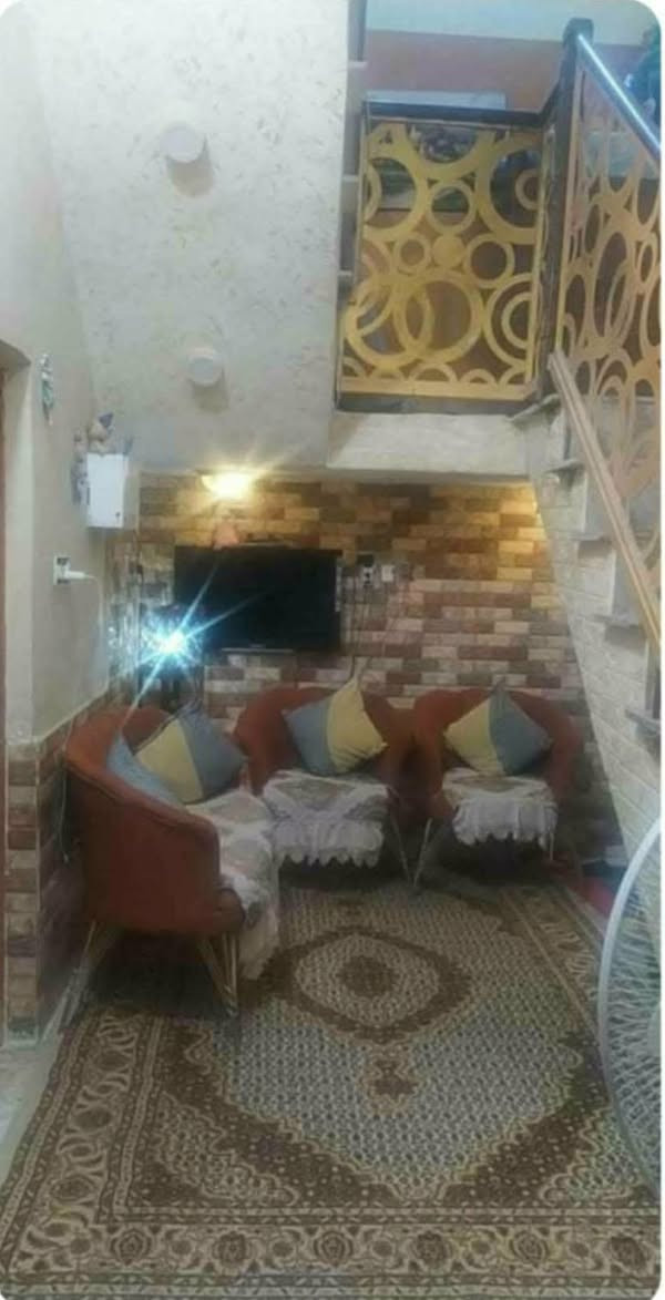 بيت للبيع بلمهيديه مقابل شقق الشموخ 
بناء طابوك كونكريت 
طابق واحد استقبال مطبخ صاله صحيات غرفه وحده
مساحة البيت 105
اضافه خزانات كيزر ماطور ثريات
وسعره 65 
لتواصل مع صاحب البيت 
***********
