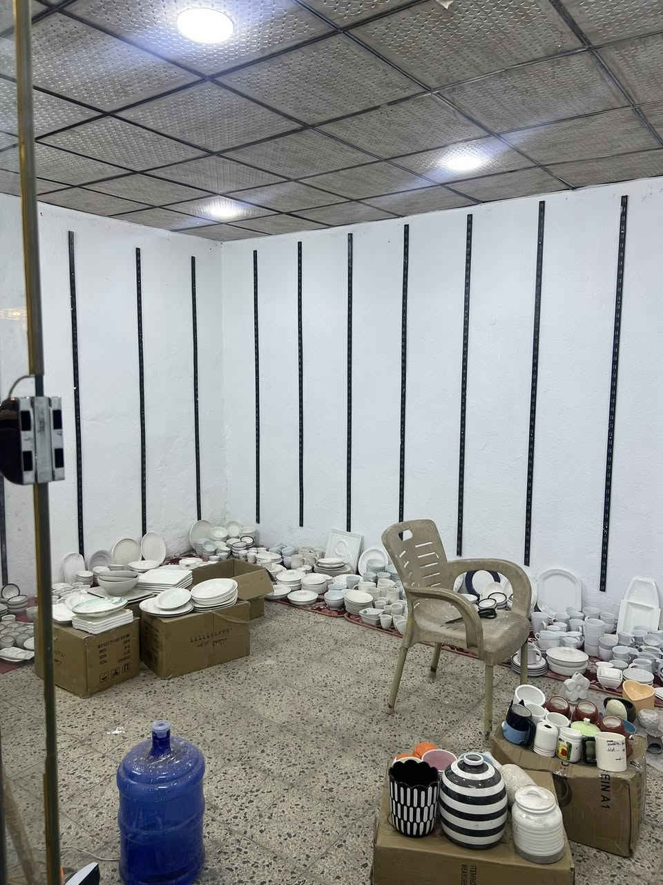 محل للبيع في موقع تجاري مهم في شارع الصياغ مجاور ابو ضحى الخياط قرب سنتر عطيه ركن يحتوي على البضاعه الموضحه في التصوير  فرفوري ومكيف للستفسار راسل الصفحه او اتصل على رقم ***********
