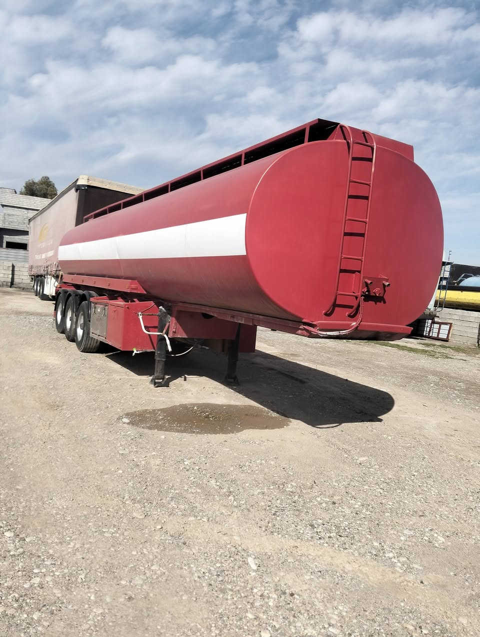 السلام عليكم فولفو للبيع 2001 مربوطه تنكر رقم سليمانيه حجم المحرك 420 تك تاير تبريد عنوان كركوك سعر 190 رقم الهاتف ***********
