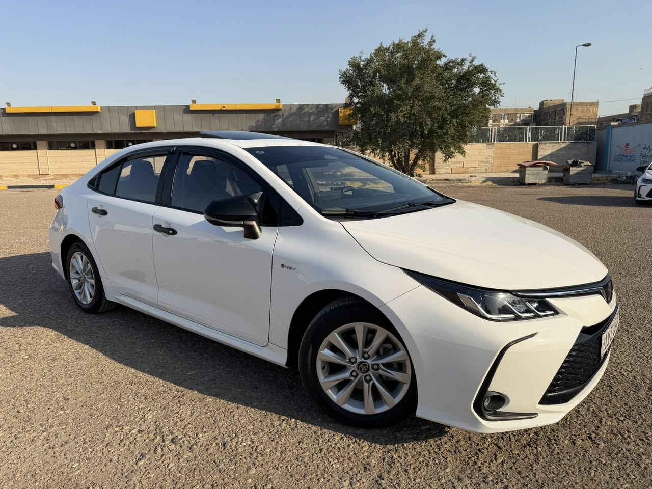 لـلـبـيـع  خـلـيـجـي  🤍🤍🤍
تويوتا كورلا هايبرد      موديل 2025 
ماشيه 9000 كيلو فقط 
بصمة 2 
دخول ذكي
محرك 1800
فتحة سقف سلايت
تبريد قطعتين امامي - خلفي 
مخارج usb
كشنات جلد اسود 
سايد بريك بصمة
لد امامي خلفي
اوتو هولد
مود درايف
شاشة
كامره دواره بلاديه 
كروز سرعه 
فول تحكم ستيرن 
رادار 
مع كافه ملحقات سياره من جك وسبير وكتلوكات وارضيات  ولبس خدمات على ايد الشركه مملعوب بيهم 
رقم بغداد كامل هزه جديده وجاهز باسمي تحول مباشر 
بيه بارد فقط جاملغين الخلفيات 
السعر 21750 وبي مجال 
***********
