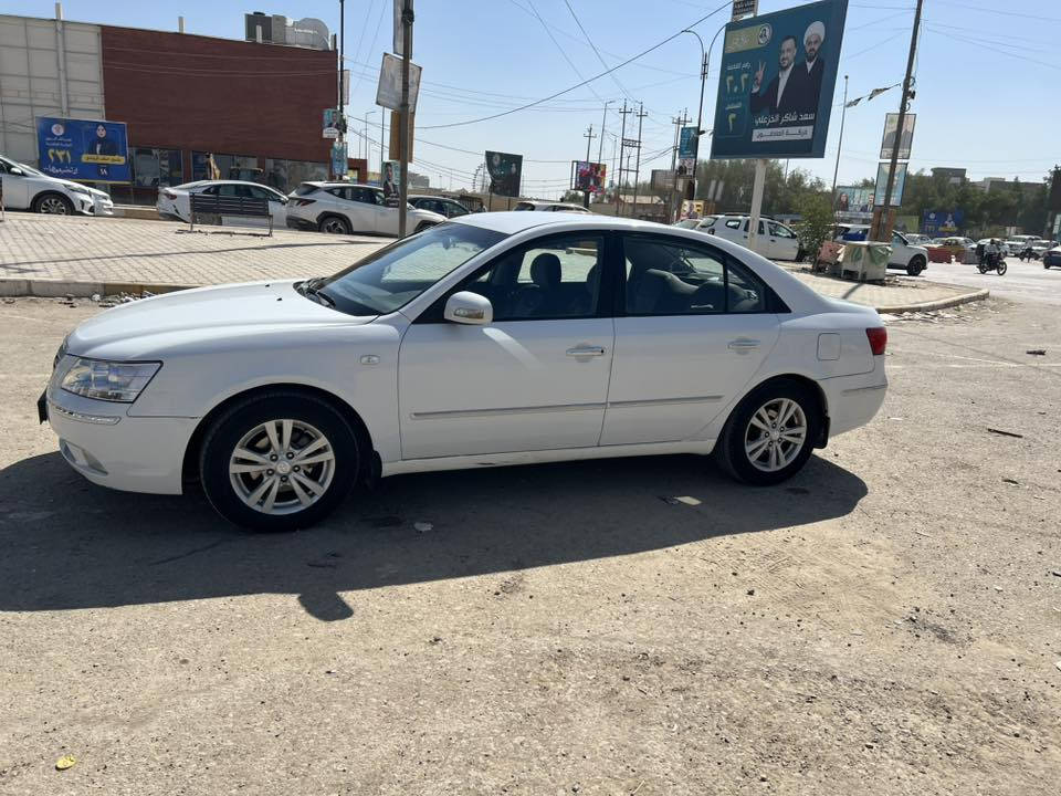 سوناتا موديل ٢٠٠٩ اللون ابيض داخل جلد اسود 
كشن السايق كهرباء 
محرك ٢٠٠٠
بيها رشات صبغ خالية من الگص والتبديل 
مكينة وكير وحدادة وتبريد جيد جداً
تخم تاير وويل كب جدد
رقم اربيل 
سنوية بأسم صاحبها وكالة وتحويل جاهزة وداخلة هزة 
السعر ١١٠ بي شوية مجال

***********
