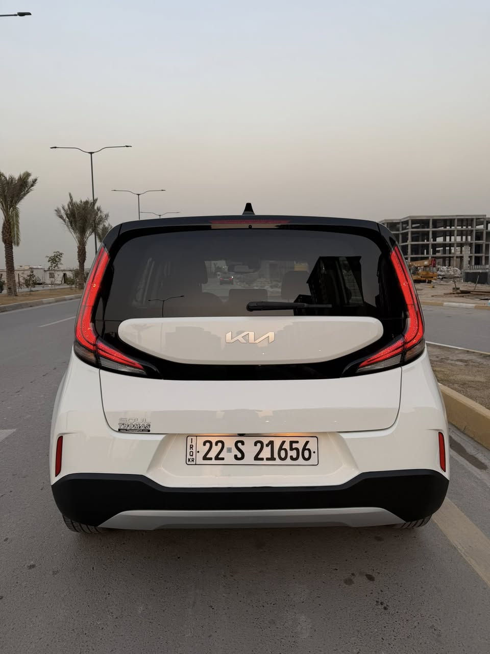 كيا صول ٢٠٢٣ فول
� للبيع – Kia Soul 2023

🔹 الموديل: 2023
🔹 اللون: أبيض مع سقف أسود (Two Tone)
🔹 المحرك: 2.0 لتر – 4 سلندر
🔹 ناقل الحركة: أوتوماتيك (CVT)
🔹 العداد: ____ كم
🔹 الحالة: ممتازة – صبغ بنيد وجاملغ فقط – شاصي سليم

المواصفات الداخلية:

 • شاشة معلومات وترفيه 10.25 إنش
 • دعم Apple CarPlay & Android Auto
 • شحن لاسلكي للهواتف
 • مقاعد كهربائية
 • تشغيل عن بُعد (Remote Start)
 • تشغيل ذكي زر تشغيل + Smart Key
 • تحكم كامل من المقود
 • بلوتوث + USB
 • تكييف أوتوماتيك
 • شاشة عدادات واضحة
 • خامات داخلية نظيفة ومريحة

أنظمة السلامة والمساعدة:

 • رادارات أمامية
 • نظام النقطة العمياء (Blind Spot Monitoring)
 • تنبيه حركة المرور الخلفية
 • كاميرا خلفية
 • نظام الثبات والتحكم بالانزلاق

مميزات إضافية:

 • اقتصادية في الوقود
 •
 • السيارة نظيفة وجاهزة للاستخدام

📍 الموقع: بغداد – البياع 
💰 السعر: 138 
 قفل تم تنزيل السعر 

📞 للتواصل: *********** –
