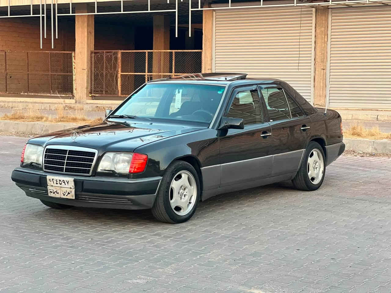 السلام عليكم
مارسدس دب للبيع السعر 70 وبي مجال 
موديل 1990 بدون ضربه صبغ عام جماليه 
تبريد ثلج تدفئه شغال 
كير ومكينه 3000 VVTشرط 200
دواخل نظيف مثلما موضح بالصور 
السياره بالواقع احلى من الصور نصبتها حلوه 
سياره سقف سلايت ABS فول 
شرطالتحويل مكان السياره ديالى خانقين 
للاستفسار : ***********
