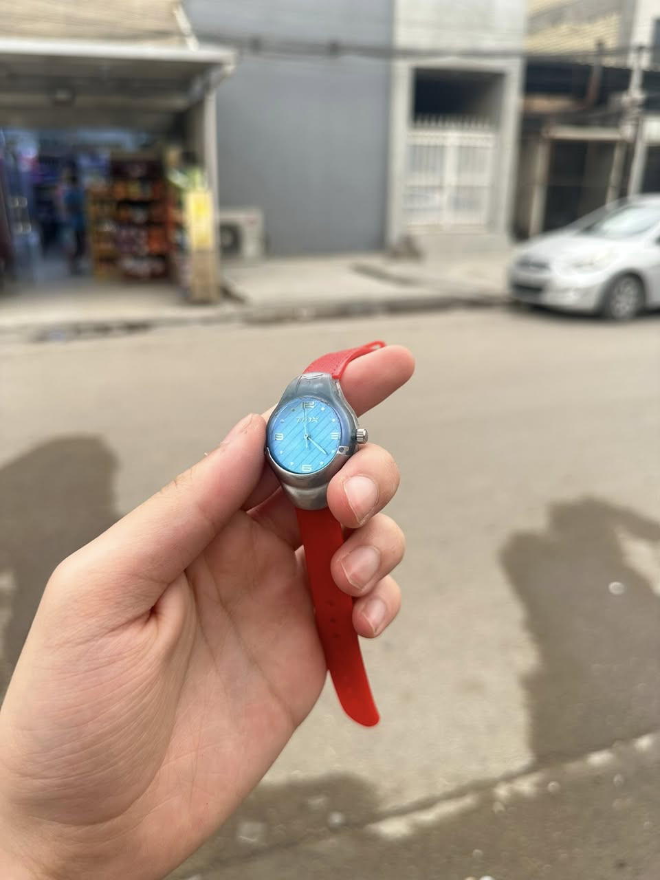 مجموعه ساعات ماركات أصليه ♥️ اعلى سعر أبيع ملاحظه(يسون بل 250$) بس ماعندي وقت
• Citizen Eco-Drive (V811): ساعة يابانية الضوئية، تتميز بمينا أبيض كلاسيكي مع تقويم (يوم/تاريخ) وسوار جلدي فاخر.

• Swatch "Rara Avis" (1990): قطعة فنية نادرة من التسعينات، تتميز بمينا مرسوم وجسم شفاف يكشف تفاصيل الماكنة السويسرية.

• Swatch Pink Swiss Made: ساعة سويسرية شبابية باللون الوردي الكامل، عملية وخفيفة الوزن ومقاومة للصدمات والماء.

• Timex 100M Water Resistant: ساعة رياضية متينة مخصصة للاستخدام الشاق، مقاومة للماء حتى عمق 100 متر مع سير مطاطي مريح.

• Alba Quartz by Seiko: ساعة كلاسيكية من إنتاج شركة سيكو اليابانية، تعتمد على دقة الكوارتز وتتميز بسوار معدني مرن 

(Stretch).

ملاحظه يوجد توصيل جميع المحافظات 🚚🇮🇶


**إذا كنت صاحب هذا الإعلان وتريد حذفه لأي سبب، رجاءا أرسل رسالة إلى الدعم الفني**