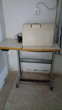 مكينه خياطه مستعمله للبيع مع الغطاه ونظيفه وتخيط وكلشي ما بيه وما بيه ...