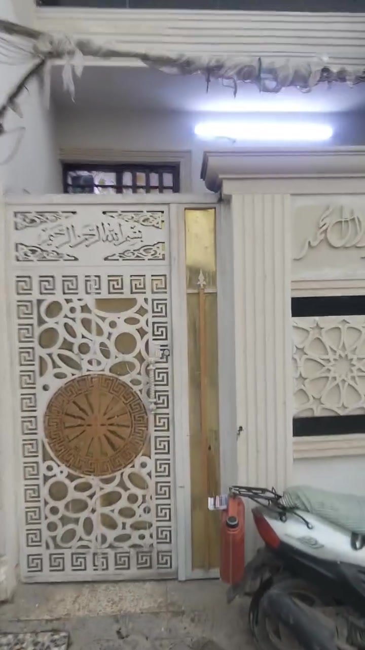 السلام عليكم نصف قطعه للبيع 72متر العنوان بغداد مدينه الصدر قرب ساحه مضفر خلف مركز الحساسيه البيت مقابل حائط مدرسه الاتصال والاستفسار ***********
