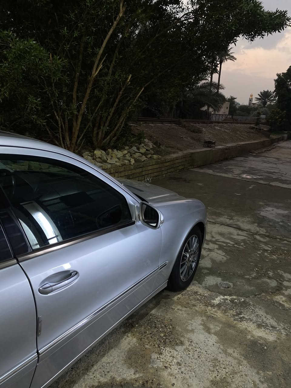 مارسدس بينز ٢٠٠٨ E200  السياره فول مواصفات فتحه و حساسات امامي خلفي  بردات ٣ قطع تبريد قطعتين  مثبت سرعه   كشنات كهرباء تدفئه و تبريد و السياره كومه مواصفات  خير من الله  السياره بيها صبغ قطعتين بس بدون دواخل.  و تريد تحويل  تريد وكاله السياره انضف من الصور بهواي  مكاني بغداد اليرموك  و تفاصيل اكثر هذا رقمي ***********
