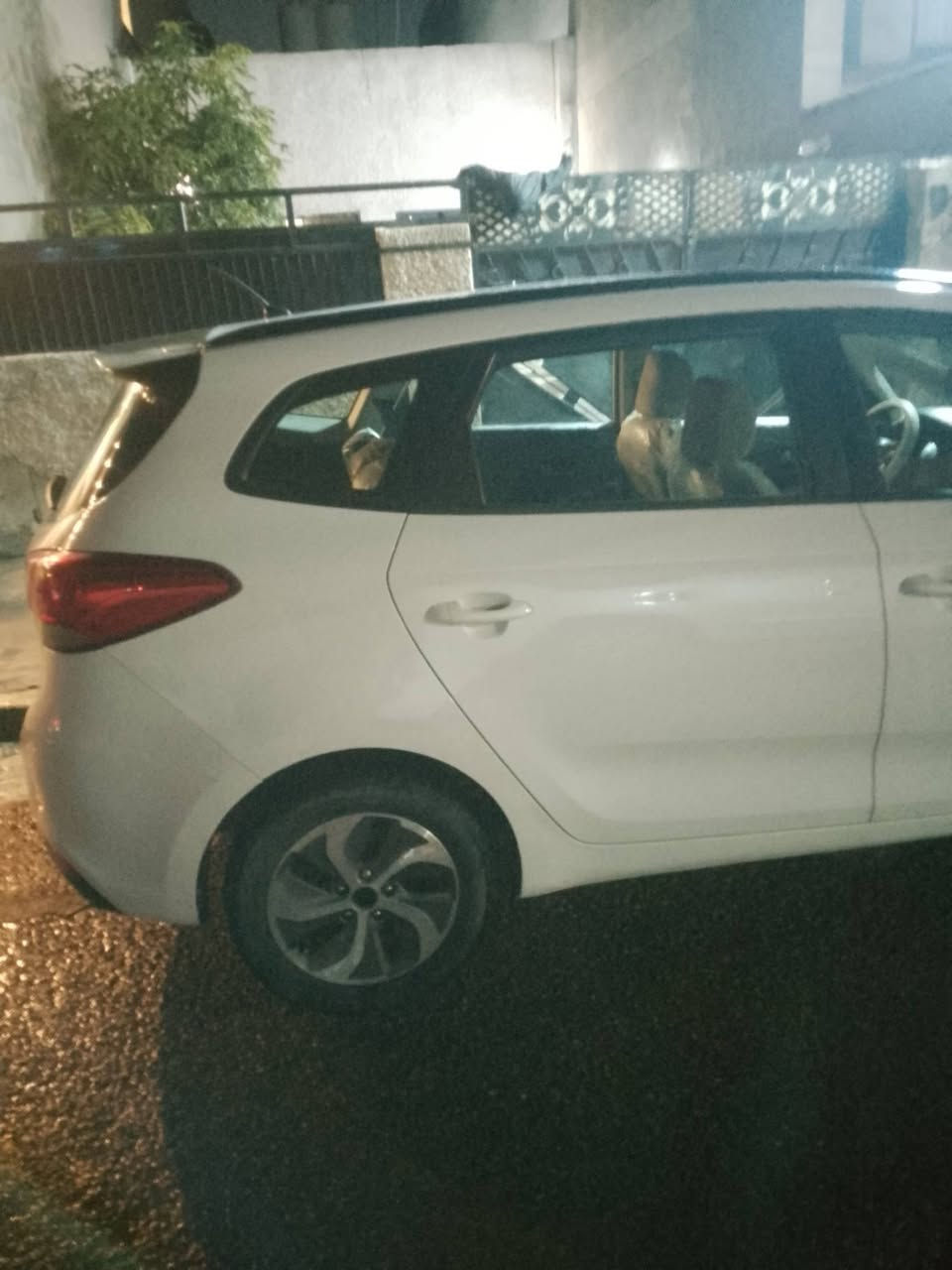 كيا كارنزة موديل 2014 
سيارة نضيفة بس بيهة طخة بل صندوك بارد وبل بنيد 
مكينة سيارة 2000 دوش  مكينة وكير مكفولة  ورقم وسنوية جديدة 
سيارة 7راكب تحكم سترن و شاشة وكامرة  وتدفئة وتبريد 
ومري كهربأية  سيارة نضيفة 
لسعر 132 وبي مجال بصيط 
الرقم التواصل 
‏‪***********
العنوان بغداد بغداد جديدة
