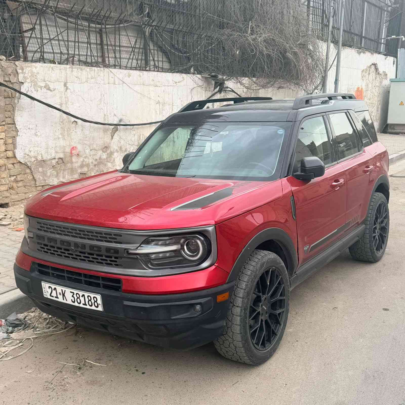 فورد برونكو فول مواصفات فيرست ادشن 
تو كلر بلادي و ستيكرات بلاديه 
فئة First edition 
موديل 2021 
محرك 2000 turbo المرغوب 
فور ويل ( دبل اكسل ) 
ماشيه 32 mile 
رقم سليمانيه 
ويل حجم 20 اصلي تايرات جبليه 
داخل نيلي 
فتحة سقف 
مقاعد كهربائية وتدفئه بالمقاعد 
سترين هيتر 
شحن واير لس 
كاميرات اماميه وخلفيه 
رادارات جانبيه 
تحديد مسار 
اوتو هولد
اوتو ستوب 
٥ وضعيات قياده 
شفتات سترين 
هاند بريك كهربائي 
قفل اكسل ( دفلوك ) 
تشغيل عن بعد 
شاشه كاربلي اندرويد اوتو 
انار داخل ابواب الصندوق 
وارد امريكي بدون صبغ بدون تبديل فقط تكحيل موضح بالصور 
ايرباك مصلح 
رقم الشاصي 3FMCR9F93MRA50504
سعرها ١٩٧ 
مكاني بغداد 
***********
