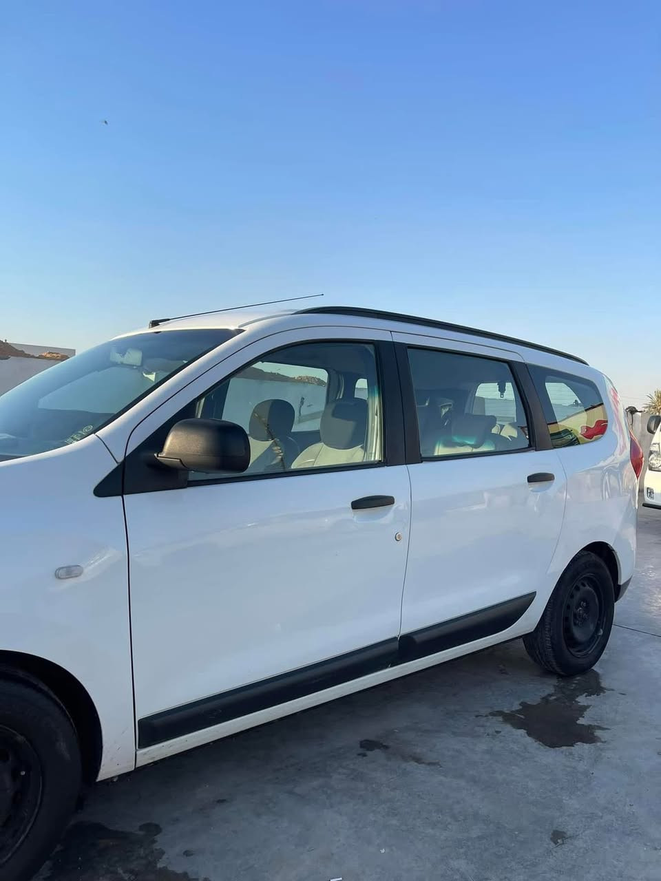 السلام عليكم رينو لودجي موديل ٢٠٢٠ سيارة نضيفه وحلوه بيها طخه بسيطه لاصبغ ولامعجون مكفولة شاشة وكامرة خلفية وسيارة جاهزة وكاملة سيارة وكالة مو تحويل اضمن الك كلشي  مكان السيارة ديالى يم معارض جديدة الشط  
***********
السعر 100وبيهة مجال
