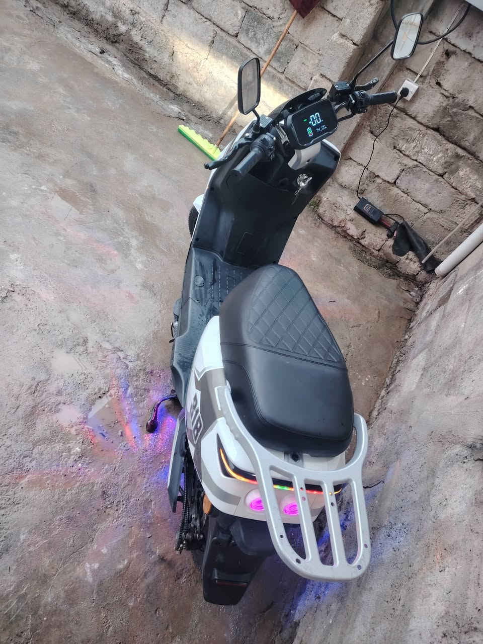 درجة شحن للبيع 318
مواصفاتها معروفة ملفها 2000 6 بطاريات نضام بكR مثبت سرعة سرعتها الحقيقية 60-70 جنطة فوك السيباية اخو الجديد ماشي 2100k شرط من كلشي وين ما يعجبك افحصها شرط ما واصله مصلح  مكاني موصل جانب الايمن واتساب فقط*********** م.الوصل موجود وباسمي
