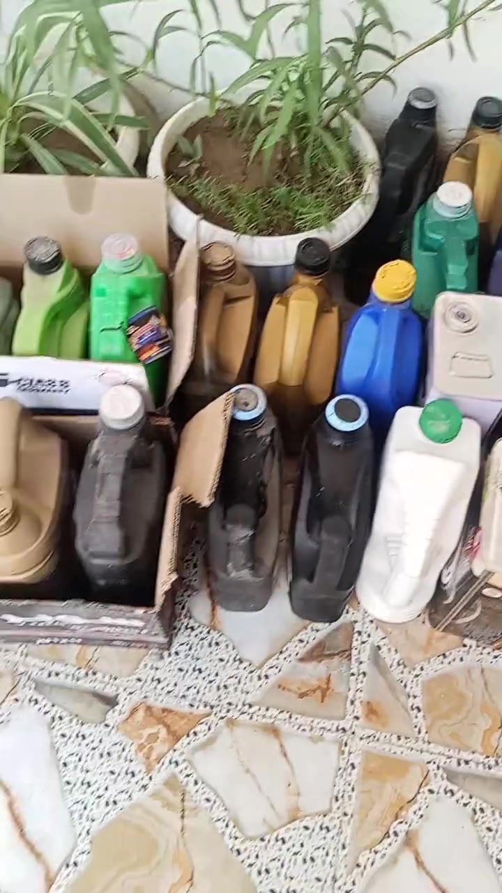 السلام عليكم.اخوان انواع الزيوت بانزين وديزل..مال تعزيلة محل ابيعلك جوة س الجملة شرط شلع....مكان بعقوبة رقمي ***********.اتصل وادلل...🥹
