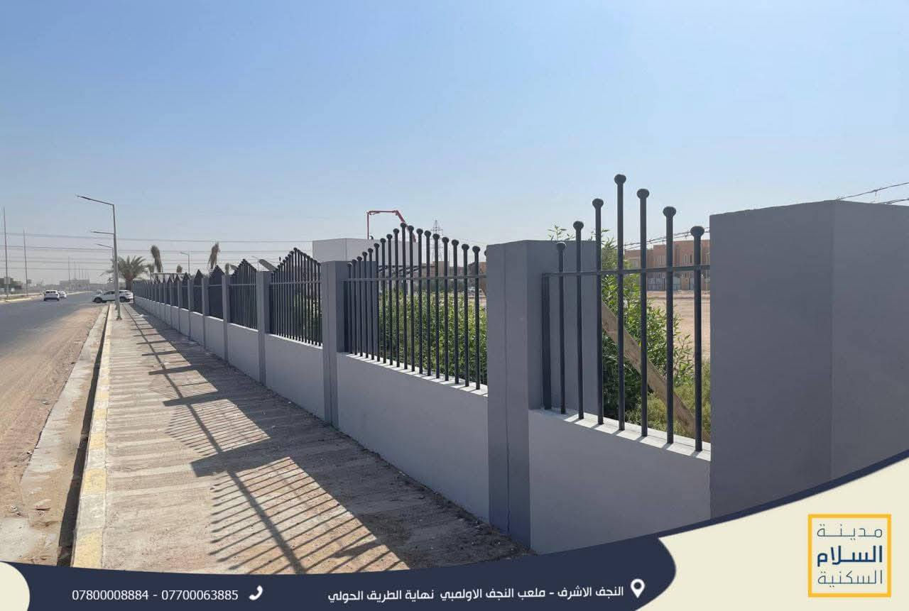 بيت جاهز للسكن، موقع هادئ وآمن، مناسب للعائلة، يتميز بمساحة جيدة وتقسيم عملي يوفّر الراحة والخصوصية.

المواصفات:

تشطيب مرتب وجاهز

تهوية ممتازة وإضاءة طبيعية

قريب من المدرسة الحكومية

قريب من الملعب الخماسي

قريب من الخدمات الأساسية

مميزات المجمع:

حراسة (سكيورتي) على مدار الساعة

كاميرات مراقبة

سياج أمان للمدينة

السعر:

مقدّم + 70 مليون قرض مصرفي بدون كفيل

قابل للتفاوض للجادين فقط

البيع مباشر من المالك،

البيت متاح للمعاينة في أي وقت.

📞 ***********
