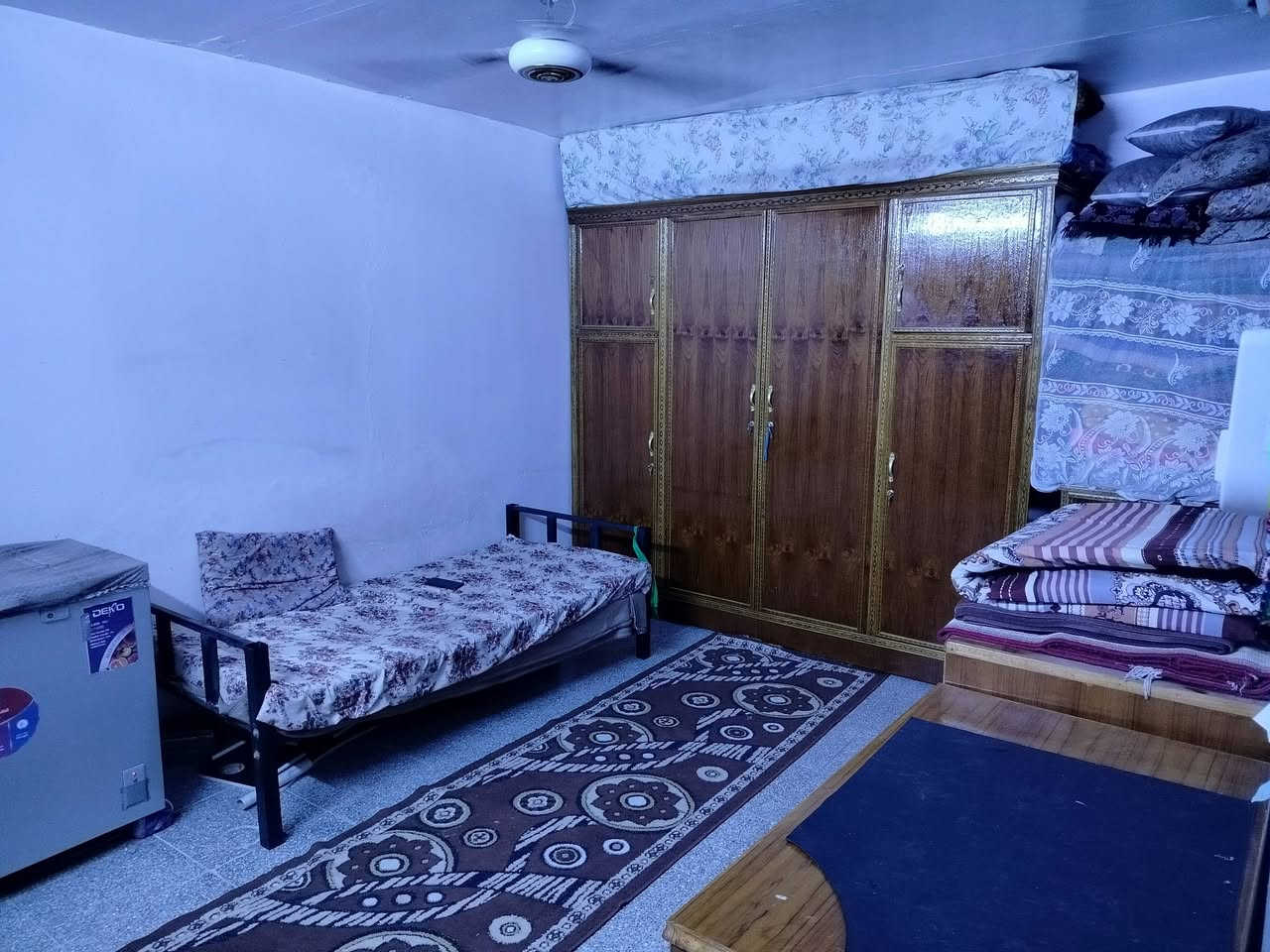 السلام عليكم مره خصت مدير الكروب 
نصف قطعة خلفية للبيع نضيفة 
قطاع 75 
***********
