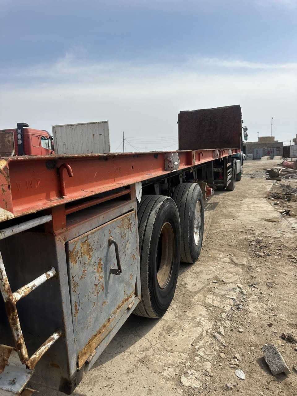 السلام عليكم عربانه مزوج 4 دنكير اثنين علاك  طول 12.50 عربانه حلوه وحماله بريك هوى جاهزه نقص فقط تايرات معروضه بسعر مناسب فقط شراي يتصل رجائا *********** حيدر
