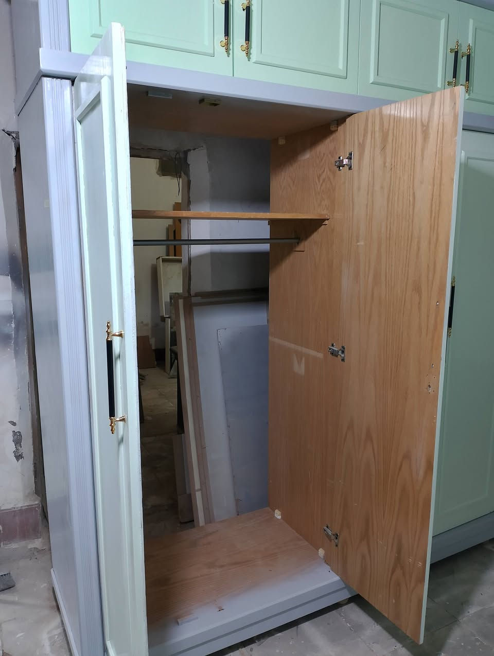 معرض سليم
كنتور كويتي إيطالي مستخدم 6 باب قاطين عرض 3 متر

ارتفاع مترين ونص الكنتور شرط النظافه والمتانه وشرط 

كويتي إيطالي تكمه مو تركي ولا ماليزي السعر 550 ألف 

عنوان داخل المنشور  ***********
