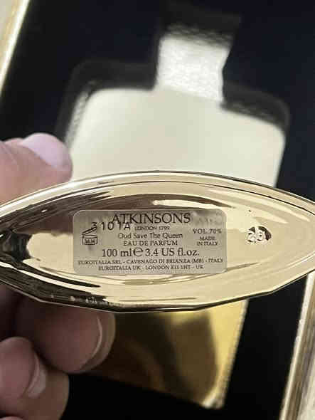 عطر اتكينسونز أصلي 
Oud save the queen
جبته لأهلي وما عجبهم
سعره ب190 اخذته والوصل موجود 
 مرشوش منه مرتين فقط 

ابيعه ب160 وبيه مجال 
***********
