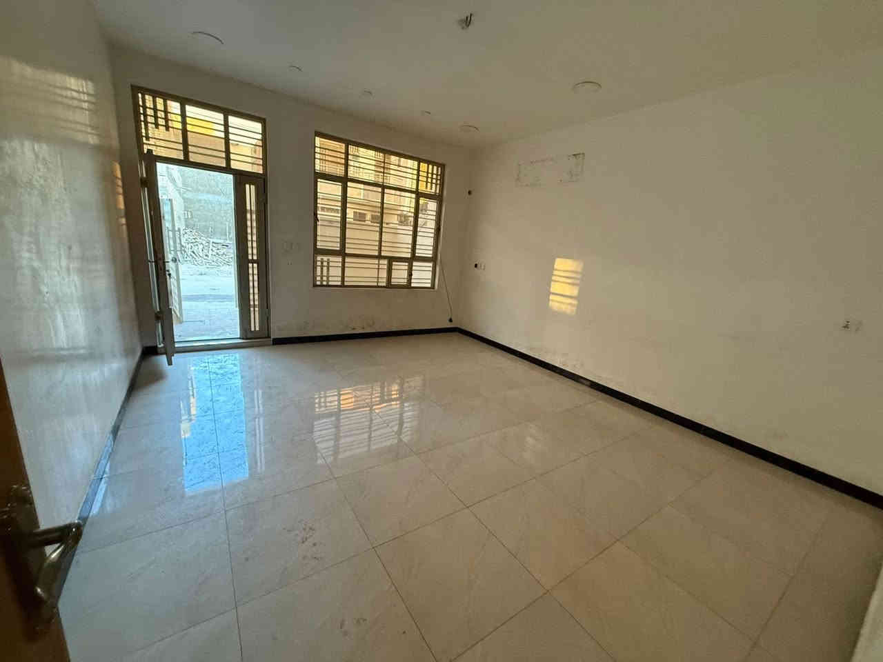 دار للبيع مساحه ١٠٠ واجه ٥ نزال ٢٠ الهواشه تعبر شارع صيدلية البسمه بالفرع الثاني الروائي البيت مستعجل حيل ع بيعته لبيع مباشر من صاحب الدار للاتصال ***********
