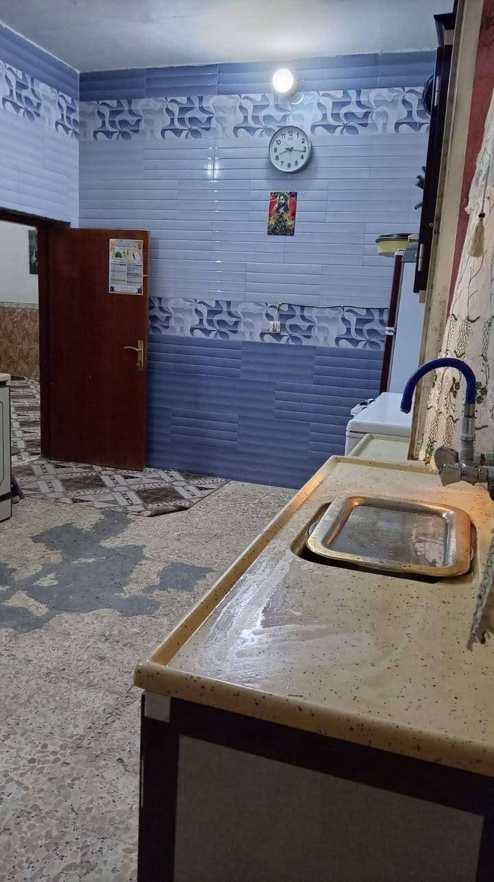 سلام عليكم ورحمة الله وبركاته بيت للبيت بمنطقه حي شرطه رقم معاملته كامله واصل للتقيم البيت يتكون من استقبال وصاله ومطبخ حارو  بارد ودرج وبيتونه وغرف 2نوم وصحيات وطارمه جبيره مناور2 البيت عكاده طابق واحد سعر 95وبيه مجال مكلفه بالنشر رقم صاحب البيت ***********
