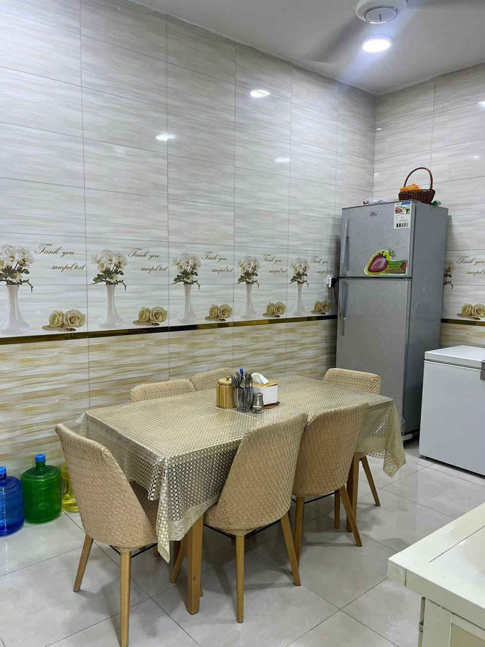 🏡 إعلان بيع بيت سكني
السلام عليكم ورحمة الله وبركاته

🔹 الموقع: حي التجار (الاجتثاث)
🔹 نوع الملكية: طابو صرف
🔹 المساحة: 100 م²
🔹 الواجهة: 5 متر
🔹 النزال: 20 متر
🔹 عرض الفرع: 8 متر
🔹 سنة البناء: 2017

🏠 تفاصيل الدار:

الطابق الأرضي:
• استقبال
• صالة
• مطبخ حار
• مطبخ بارد
• حمام وتواليت مشترك

الطابق الأول:
• صالة
• غرفتا نوم
• حمام وتواليت مشترك

الطابق الثاني:
• غرفة نوم
• صالة
• حمام وتواليت مشترك

💰 السعر: ,320 دينار قابل للتفاوض

📞 للاستفسار والاتصال:
***********
