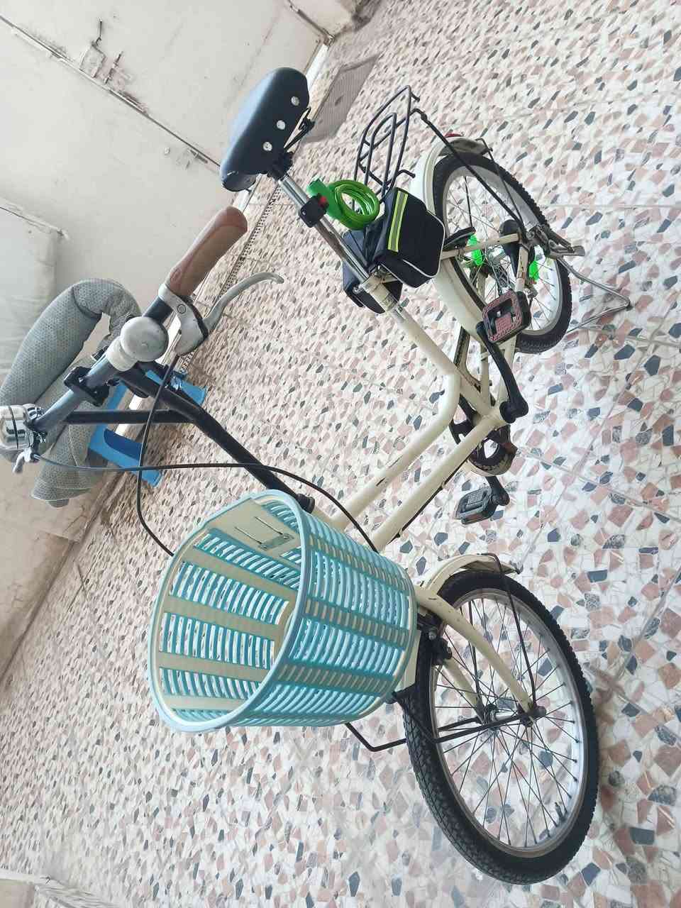 السلام عليكم  بيسكل حجم 20.  برجستون ياباني.  بلادي وضع شركه. كير 3سرعه.   مختم.   كامل ملحقات سله +قفل +جنطه  بلادي تايرات. شركه.  بلعافيه ع ياخذه.  محموديه مكاني  ***********
