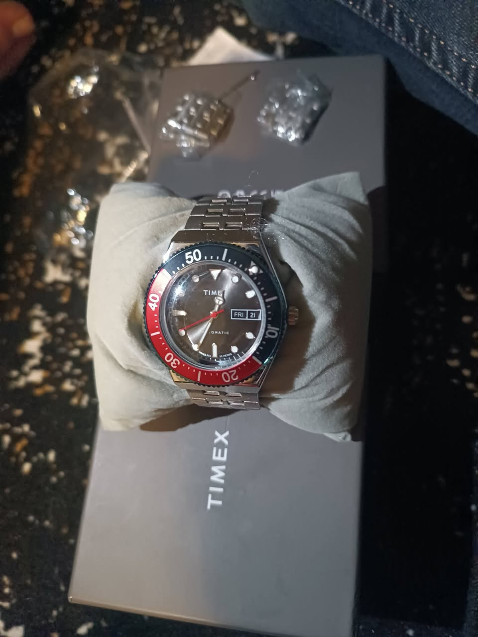 سلام علیکم هاوڕێیان سەعاتی مارکە سفر لەدەست نەکراوە شەریکەی ( TIMEX )  زۆر ناوازەیە نرخی لە جێگای خۆی بەبێ گەیاندن 249$ لای من لەدەست نەکراوەو زنجیری زیادەی خۆی لەگەڵە نرخیشی لەلای من تەنها 125هەزارە ئەگەر مشتەری نیت و شارەزای مارکەو سەعات نیت تکایە نەمن نەخۆشت عەزێت مەدە یان نامە بنێرن یان پەیوەندی بکەن بە ***********
