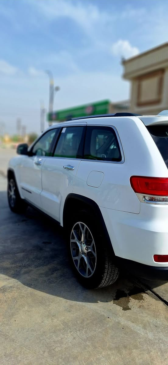 سلام عليكم
جيب كراند شيروكي  لمتد بلص  ( خـليـجـي ) 
‏‎موديل  2019  فول مواصفات  
المحرك : V6.  3.6L ‎  
 السياره جديده 
ماشي88 الف 
رقم بغداد الجديد بسمي تحويل ثاني يوم  شرط التحويل 
سياره جديده جدا 
سياره جديده استخدم شخصي و قليل 
‏‎ 
‏‎* المواصفات :
‏‎*رادار امامي وجانبي 
‏‎* نقطة عمياء .
‏‎*داخل جلد 
‏‎* دفع رباعي 4x4 . 
‏‎* فرش المقاعد من الجلد . 
‏‎*صفي المقاعد الأمامية كهربائية .
‏‎* ذاكرة لحفظ وضعيات الجلوس . 
‏‎* صفي المقاعد الأمامية مع تدفئة . 
‏‎* صف المقاعد الخلفية مع تدفئة . 
‏‎* ويل قياس 20 انج .
‏‎* مقود السائق كهربائي . 
‏‎* تدفئة ستيرن . 
‏‎* فتحت سقف .
‏‎* شاشه كبيرة 8.4 انج .
‏‎* نظام الملاحة (GPS) . 
‏‎* نظام خاص للطرق الوعرة . 
‏‎* مصابيح امامية زنون . 
‏‎* المصابيح الأمامية مع LED لايت  تبديل عدسات 4 دولار. 
‏‎* كشافات ضباب بروجكتر زنون . 
‏‎* تشغيل عن بعد .
‏‎* صندوق كهربائي .
‏‎*  حساسات أمامية . 
‏‎*  حساسات خلفية .
‏‎* كاميرا خلفية .
‏‎* بخاخ ماء لتنظيف المصابيح الامامية .
‏‎* مرايا بخاصية التعتيم الذاتي . 
‏‎* مرايا جانبية قابلة للطي . 
‏‎* بلوتوث تلفون . 
‏‎* محدد سرعة . 
‏‎* نظام تشغيل واطفاء اوتماتيكي للمحرك للتوفير من صرف الوقود . ( Auto Start System ) .
‏‎* نظام بريك اوتماتيكي ( Auto Break System ) .
السعر ع الخاص مكان السياره ميسان


**إذا كنت صاحب هذا الإعلان وتريد حذفه لأي سبب، رجاءا أرسل رسالة إلى الدعم الفني**