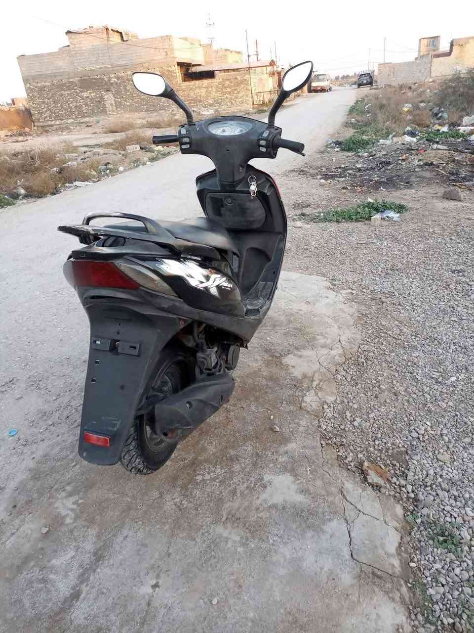 السلام عليكم للبيع ماكس 140 نضيفه مكينه بلادي كابريتر بلادي نضافه المكينه 100/100. اشاير شغال. يمنه يسرى وخلفي شغال. رماش هم. 
تاير امامي جديد 
بريك امامي جديد 
بريك خلفي تخفيف 
دهن موتل اديرلها 
دراجه هندر واحد تشتغل. السلف يرادله تنضيف. 
ابيع. ب400 وبيها مجال 
مكاني زعفرانيه.  ولله دراجه تمشي. ومرتبه بس اني ممحتاجها


**إذا كنت صاحب هذا الإعلان وتريد حذفه لأي سبب، رجاءا أرسل رسالة إلى الدعم الفني**