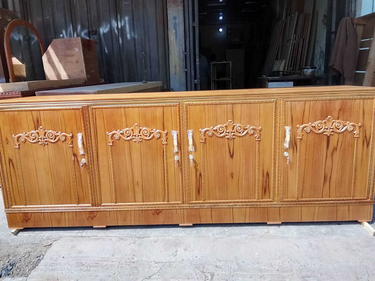 للبيع بوفيات جدد انجاره شغل ثقيل 4 ابواب كل باب وحد طول الوحده مترين ونص العنوان  سامراء جبيريه الثانيه مقابل جبيريه الثالثه شارع الحدادين للاستفسار ***********
