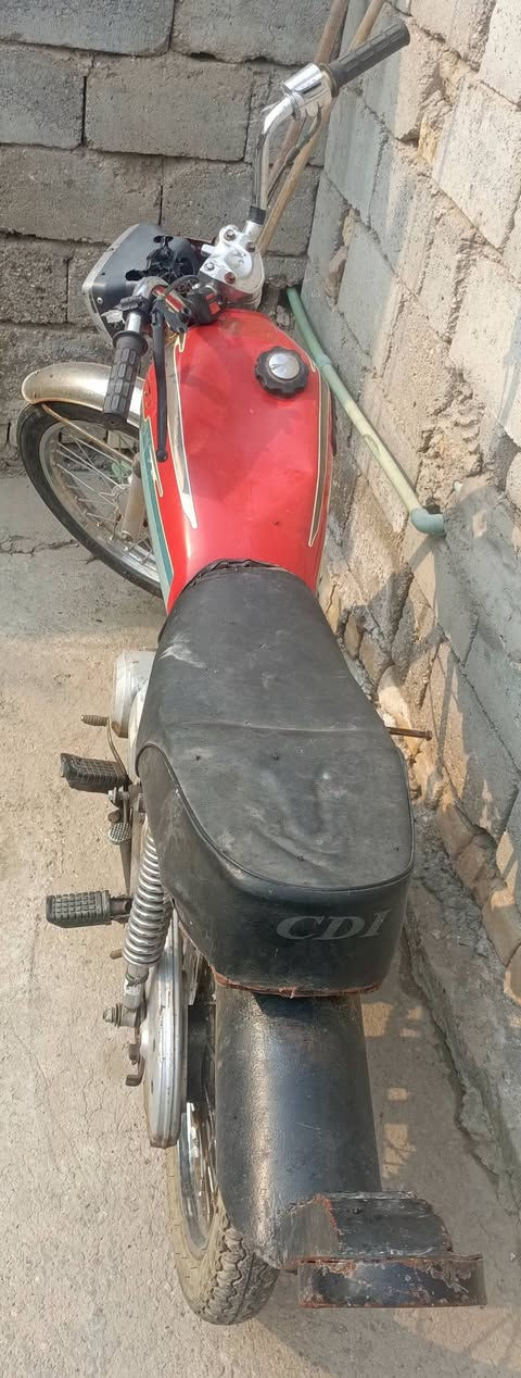 السلام عليكم دراجه للبيع كلك كلك بدون مكينه ابيع مكاني دغاره 
سعره 150 شراي يتصل ***********
