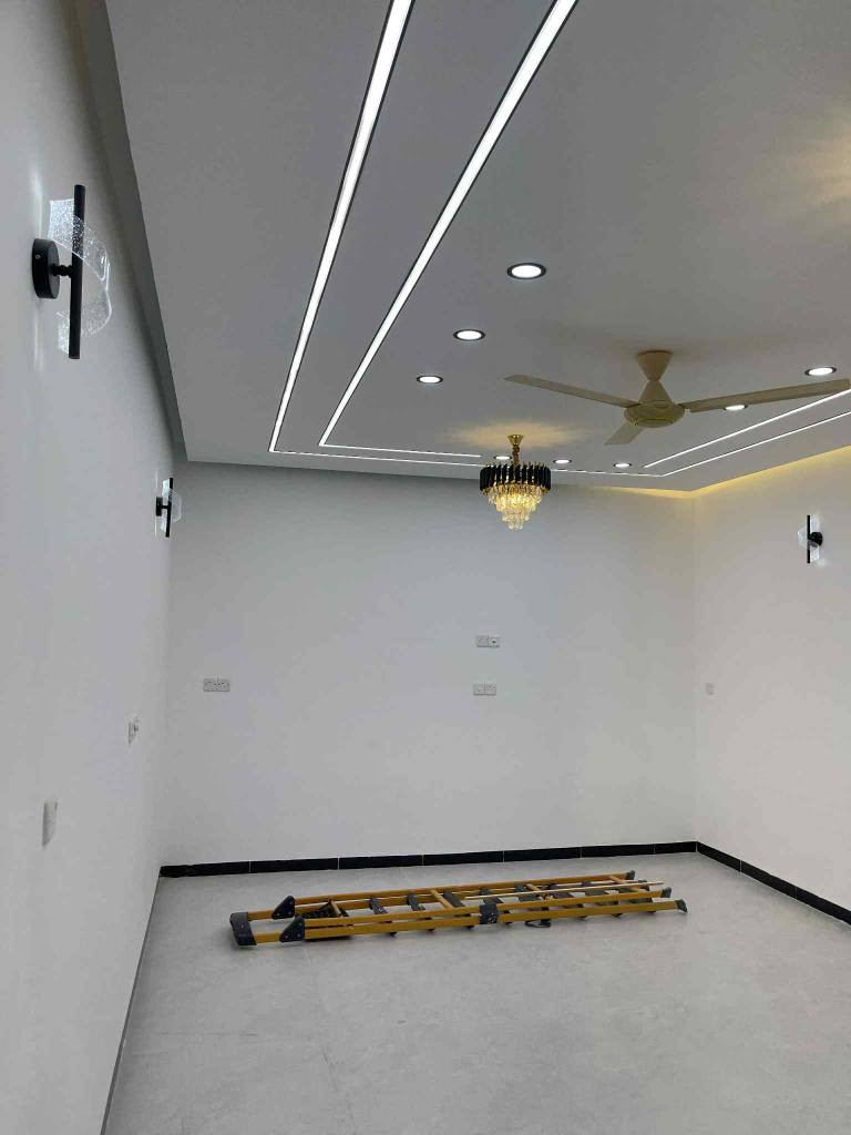 دار في مجمع سما تكريت للبيع الدار جاهزه للسكن مع مراعات ادق التفاصيل من الاساس لحين انجاز الهيكل بعد الهيكل الاعمال خارج الشركة اضافات مع تعديلات في البناء والديكورات والعمل يحكم المساحة 200م الدارطابق واحد ومهيئ لبناء طابق ثاني من صحياة وتأسيس ماء وكهرباء مجرد موافقات الاستثمار 
يحتوي الدار غرفتين نوم
صاله موزع مطبخ كراج
ثلاث مجموعات صحيه
كل الدار سحب مغربي
مع بروفايل واناره مخفيه
مع سبور لايت منور للتهويه 
مراوح ثريات براكيتات 
نظام الغاز دفن خارجي 
مع جزامة الشبابيك المنيوم 
السطح شتايكر الصبغ الداخلي 
ضمان 10سنوات التجهيز لربط منظومة الطاقة الشمسية قبل البناء 
تأسيس الكرباء مع المواد درجة اولى 
البيت متعوب عليه وبناء درجة اولى
الشارع 15م 
السعر المطلوب 149 مليون 

للإستفسار اكثر الاتصال بالارقام التالية 
***********
***********

مكتب ابراج تكريت للعقار تكريت شارع القادسية الرئيسيي مقابيل بوابة مجمع بيتي الشارع الخدمي تكريت, صلاح الدين
