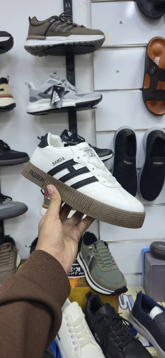 هلأ متابعينا 😊 
موديلات جديده سمبا رجالي  شغل فول 💯و بسعر ١٥ الف بس
قياسات من ٤١-٤٢-٤٣-٤٤-٤٥👟
📍العنوان كوت خاجية شارع ٤٠ داخل سوق الخاجية 
للإستفسار وطلب تواصل خاص و واتساب ***********
