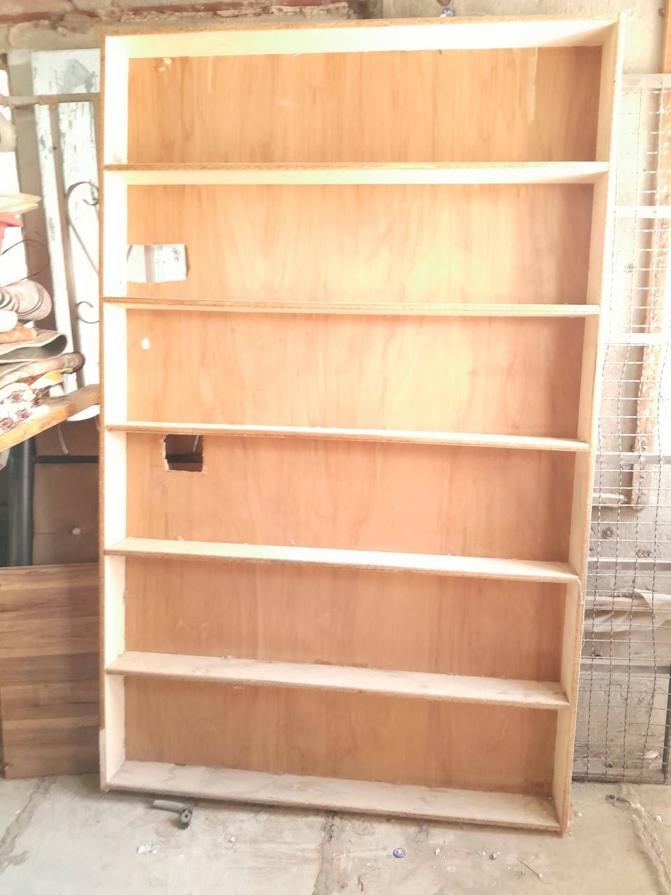 السلام عليكم رف خشب للبيع   
قياسة (2×1.2) مترتين في مترة وربع نضيف للاسفسار مكاني بغداد الشعلة ***********
